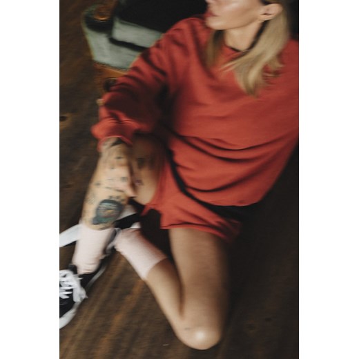 SRF Core Sweat - Formula Red ze sklepu Surf Inc w kategorii Bluzy damskie - zdjęcie 187567483