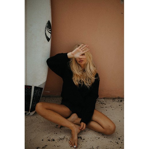 Runs Hoodie - Space Black ze sklepu Surf Inc w kategorii Bluzy damskie - zdjęcie 187569151