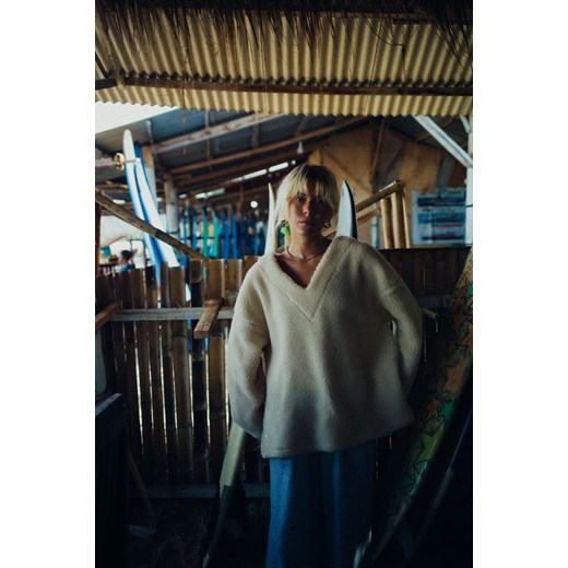 V Collar Sherpa Sweat - Vintage White ze sklepu Surf Inc w kategorii Bluzy damskie - zdjęcie 187570261