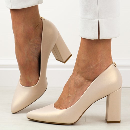 Beżowe perłowe czółenka damskie na słupku Sergio Leone Pb216 ze sklepu suzana.pl w kategorii Czółenka - zdjęcie 187574610