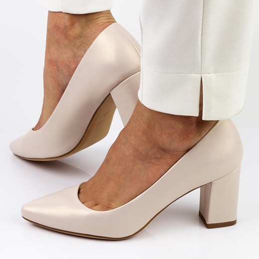 Beżowe perłowe czółenka damskie na słupku Sergio Leone Pb414 ze sklepu suzana.pl w kategorii Czółenka - zdjęcie 187574641