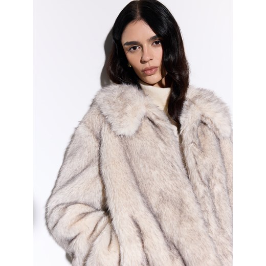Mohito - Sztuczne futro - beżowy ze sklepu Mohito w kategorii Futra damskie - zdjęcie 187575930