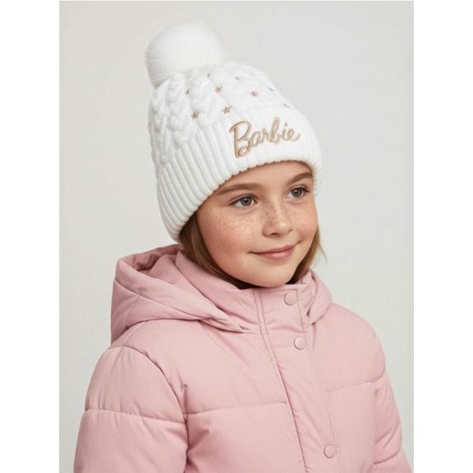 Sinsay - Czapka z pomponem i haftowanym napisem Barbie - kremowy ze sklepu Sinsay w kategorii Czapki dziecięce - zdjęcie 187576802