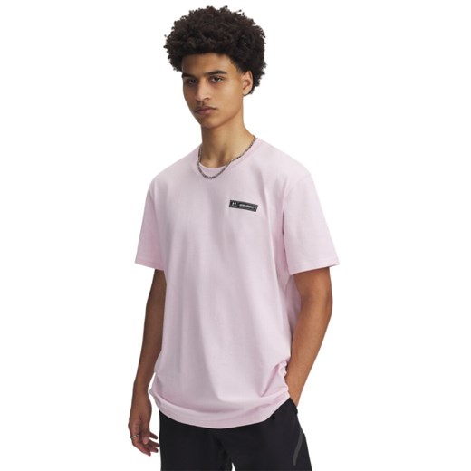 Męski t-shirt z nadrukiem Under Armour UA HW Armour Label SS - różowy ze sklepu Sportstylestory.com w kategorii T-shirty męskie - zdjęcie 187577561