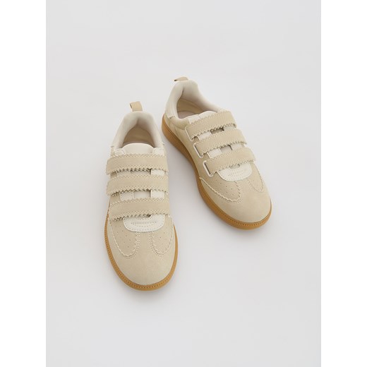 Reserved - Trampki z imitacji zamszu - kremowy ze sklepu Reserved w kategorii Trampki dziecięce - zdjęcie 187578784