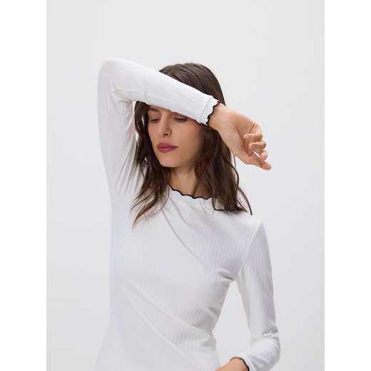 Reserved - Bluzka z kontrastową lamówką - złamana biel ze sklepu Reserved w kategorii Bluzki damskie - zdjęcie 187580054