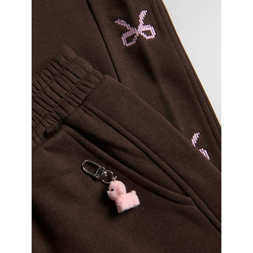 Reserved - Spodnie dresowe z brelokiem - ciemnobrązowy ze sklepu Reserved w kategorii Spodnie dziewczęce - zdjęcie 187582480