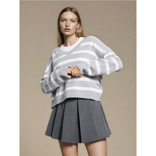 Sinsay - Sweter w paski z dekoltem V - biały ze sklepu Sinsay w kategorii Swetry damskie - zdjęcie 187582940