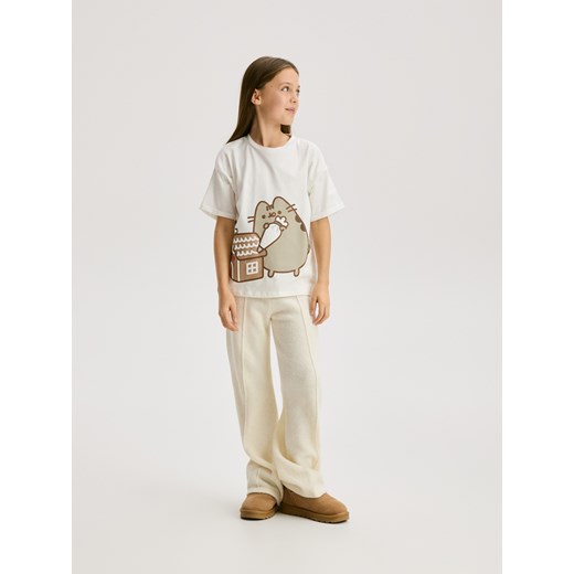 Reserved - T-shirt ze świątecznym nadrukiem Pusheen - złamana biel Reserved 122/128 (6-8 lat) Reserved