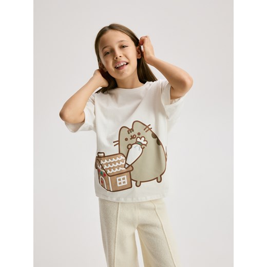Reserved - T-shirt ze świątecznym nadrukiem Pusheen - złamana biel ze sklepu Reserved w kategorii Bluzki dziewczęce - zdjęcie 187589991