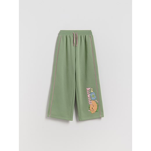 Reserved - Spodnie dresowe z nadrukiem Boffie & Poko - jasnozielony ze sklepu Reserved w kategorii Spodnie chłopięce - zdjęcie 187590194