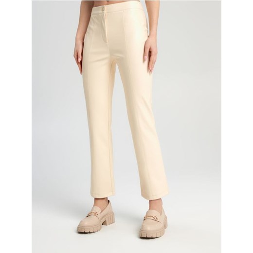 Sinsay - Spodnie z imitacji skóry - kremowy ze sklepu Sinsay w kategorii Spodnie damskie - zdjęcie 187597431
