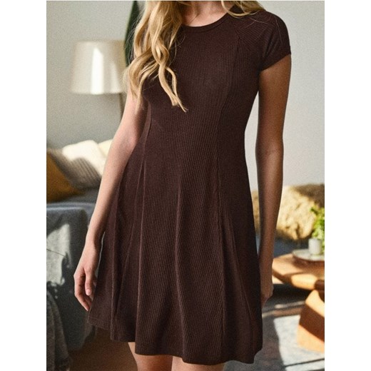Sinsay - Prążkowana sukienka mini - brązowy ze sklepu Sinsay w kategorii Sukienki - zdjęcie 187597521