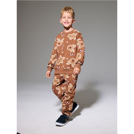 Sinsay - Spodnie jogger z motywem świątecznym - brązowy ze sklepu Sinsay w kategorii Spodnie chłopięce - zdjęcie 187600854