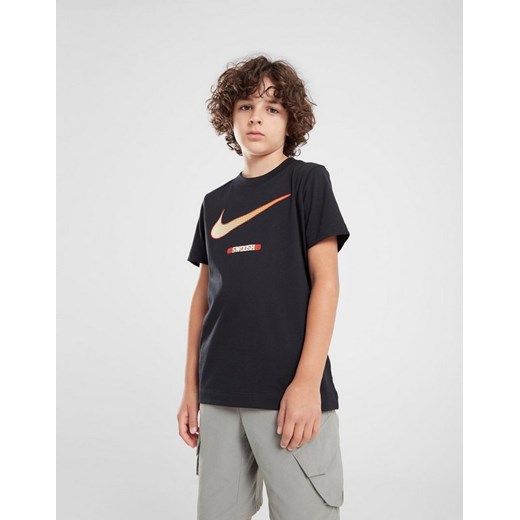 NIKE T-SHIRT BRNDMRK4 TEE BLK B ze sklepu JD Sports  w kategorii T-shirty chłopięce - zdjęcie 187604213