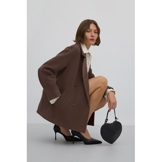 Estro: Krótki dwurzędowy płaszcz damski z wełną w brązowym kolorze ze sklepu Estro w kategorii Płaszcze damskie - zdjęcie 187604231