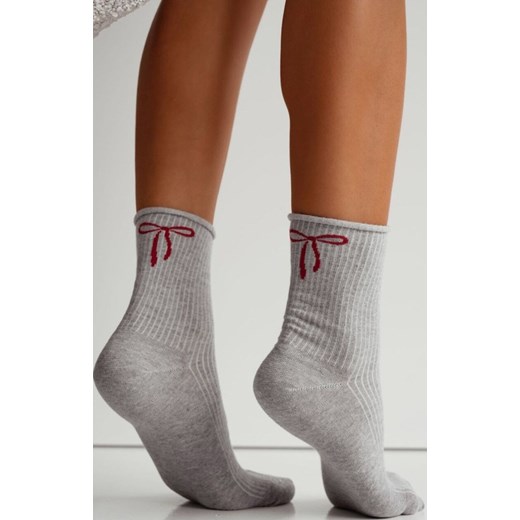 Skarpetki damskie bezuciskowe z kokardką szare 0200.193, Kolor szary, Rozmiar 37-41, Milena ze sklepu Primodo w kategorii Skarpetki damskie - zdjęcie 187605362