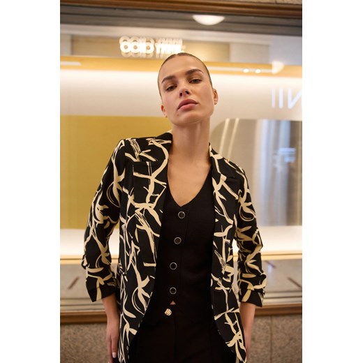 Marynarka z marszczonymi rękawami 3/4 czarna ze sklepu Moodo.pl w kategorii Marynarki damskie - zdjęcie 187608211