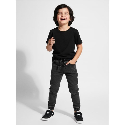 Sinsay - Jeansy jogger z efektem sprania - czarny ze sklepu Sinsay w kategorii Spodnie chłopięce - zdjęcie 187615513