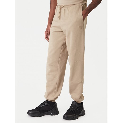 Guess Spodnie dresowe Z6RB03 K9YI1 Beżowy Regular Fit ze sklepu MODIVO w kategorii Spodnie męskie - zdjęcie 187620603