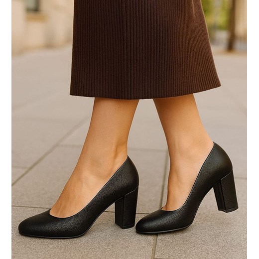 Czarne czółenka na słupku /D8-2 17749 G157/ ze sklepu Pantofelek24.pl w kategorii Czółenka - zdjęcie 187625643