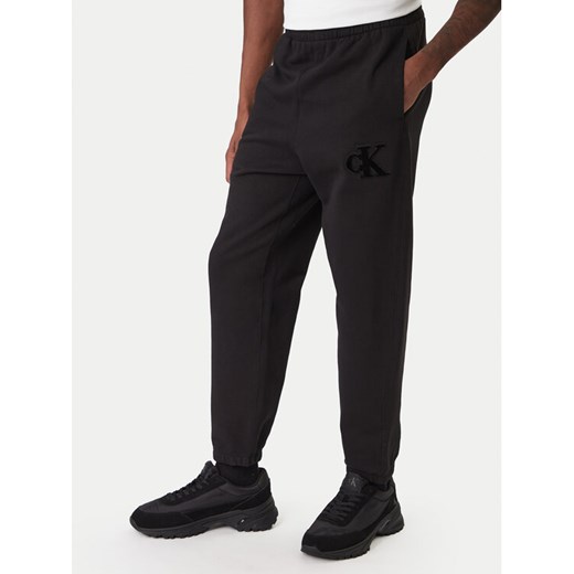 Calvin Klein Jeans Spodnie dresowe GSM LV04RD252G Czarny Regular Fit ze sklepu MODIVO w kategorii Spodnie męskie - zdjęcie 187625911
