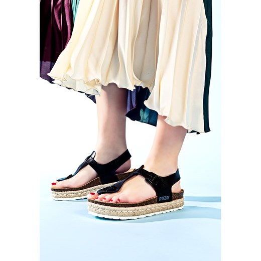 Blue Bay Sandały &quot;Sardou&quot; w kolorze czarnym Blue Bay 38 promocyjna cena Limango Polska