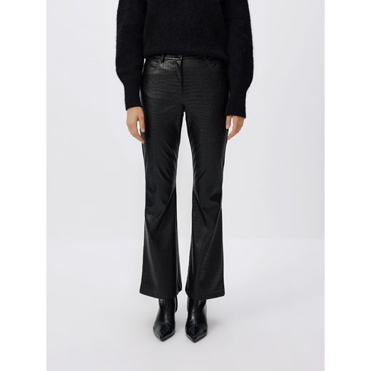 Reserved - Spodnie flare z imitacji skóry - czarny ze sklepu Reserved w kategorii Spodnie damskie - zdjęcie 187639302