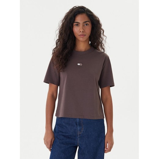 Tommy Jeans T-Shirt Badge DW0DW22202 Brązowy Boxy Fit ze sklepu MODIVO w kategorii Bluzki damskie - zdjęcie 187641760