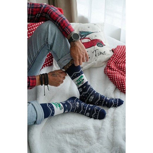 Skarpetki świąteczne męskie granatowe Samochód z choinką 1290.030, Kolor granatowy, Rozmiar 38-41, Milena ze sklepu Primodo w kategorii Skarpetki męskie - zdjęcie 187642493