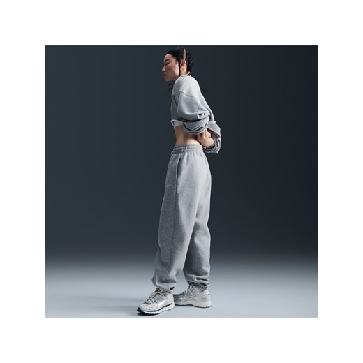 Damskie spodnie dresowe o kroju oversize z wysokim stanem Nike Phoenix Fleece - Szary ze sklepu Nike poland w kategorii Spodnie damskie - zdjęcie 187647470