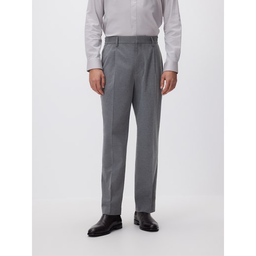 Reserved - Spodnie straight z kantem - szary ze sklepu Reserved w kategorii Spodnie męskie - zdjęcie 187647913