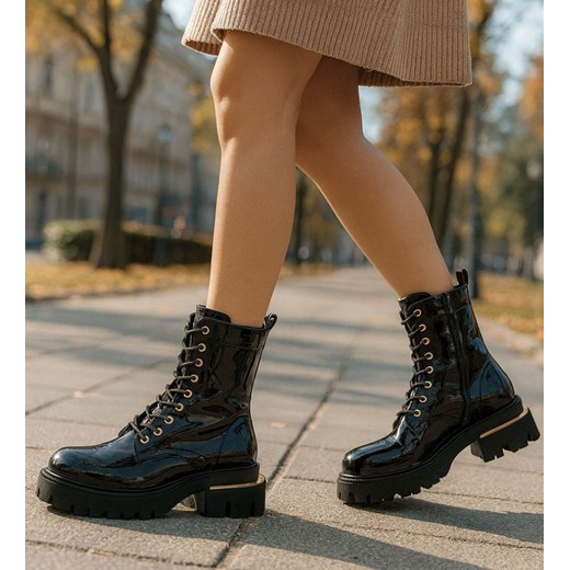 Lśniące botki glany w rockowym stylu Czarne /A2-1 18547 G388/ ze sklepu Pantofelek24.pl w kategorii Workery damskie - zdjęcie 187648190