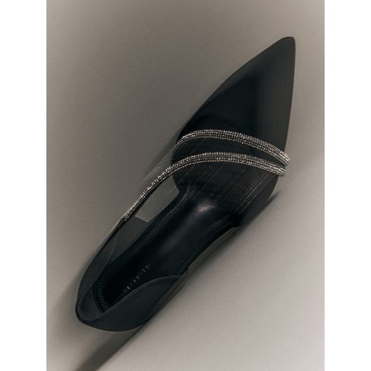 Reserved - Czółenka z ozdobnymi paskami - czarny ze sklepu Reserved w kategorii Czółenka - zdjęcie 187660592