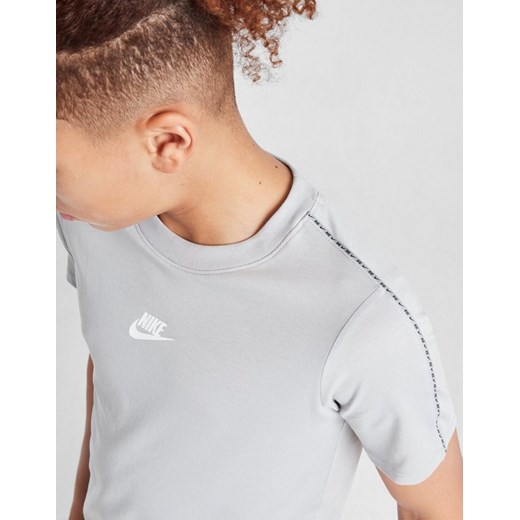 NIKE T-SHIRT TAPE TEE GRY ze sklepu JD Sports  w kategorii T-shirty chłopięce - zdjęcie 187662063