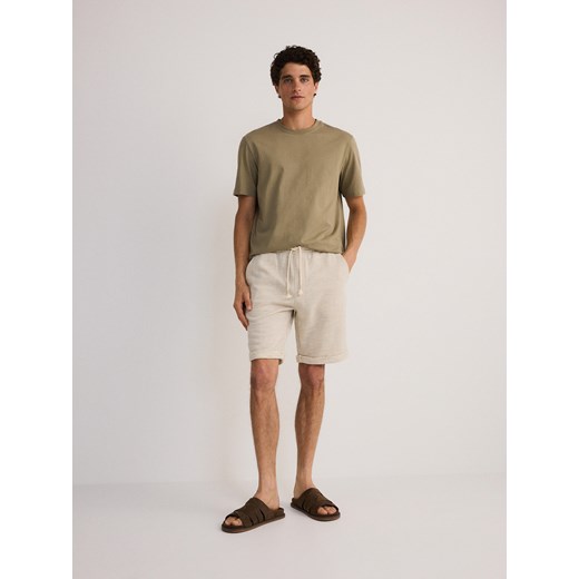 Reserved - Strukturalne szorty regular - beżowy Reserved L Reserved promocja
