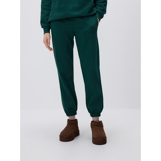 Reserved - Spodnie dresowe z bawełną - ciemnozielony ze sklepu Reserved w kategorii Spodnie damskie - zdjęcie 187669603