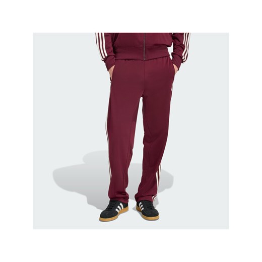 adidas Spodnie dresowe KE1651 Bordowy Regular Fit ze sklepu MODIVO w kategorii Spodnie męskie - zdjęcie 187670241