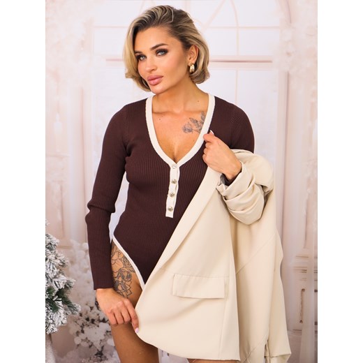 BODY PRĄŻKOWANE Z BEŻOWYMI WSTAWKAMI I ZŁOTYMI GUZIKAMI- CZEKOLADOWE ze sklepu olika.com.pl w kategorii Body damskie - zdjęcie 187677573