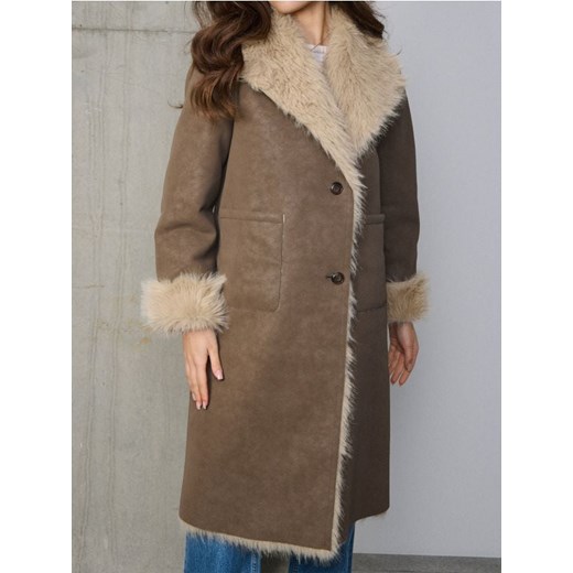 Sinsay - Długi płaszcz z ocieplanym futerkiem - brązowy ze sklepu Sinsay w kategorii Płaszcze damskie - zdjęcie 187678103