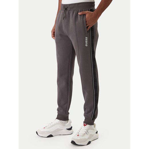 Guess Spodnie dresowe Z2YB09 KB3P2 Szary Regular Fit ze sklepu MODIVO w kategorii Spodnie męskie - zdjęcie 187681043