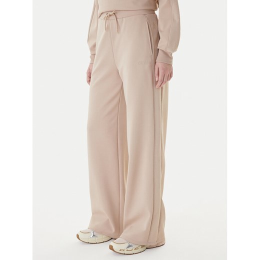 Guess Spodnie dresowe V5BB12 KCX22 Beżowy Regular Fit ze sklepu MODIVO w kategorii Spodnie damskie - zdjęcie 187681044