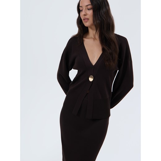 Mohito - Ciemnobrązowy kardigan z ozdobnym guzikiem - brązowy ze sklepu Mohito w kategorii Swetry damskie - zdjęcie 187683471