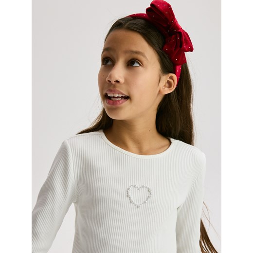 Reserved - Prążkowana koszulka z aplikacją - złamana biel ze sklepu Reserved w kategorii Bluzki dziewczęce - zdjęcie 187684331