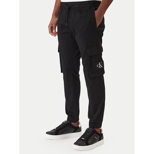 Calvin Klein Jeans Spodnie dresowe J30J324696 Czarny Skinny Fit ze sklepu MODIVO w kategorii Spodnie męskie - zdjęcie 187687430