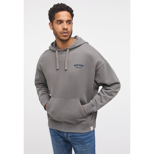 MĘSKA BLUZA Z KAPTUREM MUSTANG LOGO Bennet Back Print Charcoal Gray 1014166 4063 ze sklepu YouNeedit.pl w kategorii Bluzy męskie - zdjęcie 187690594
