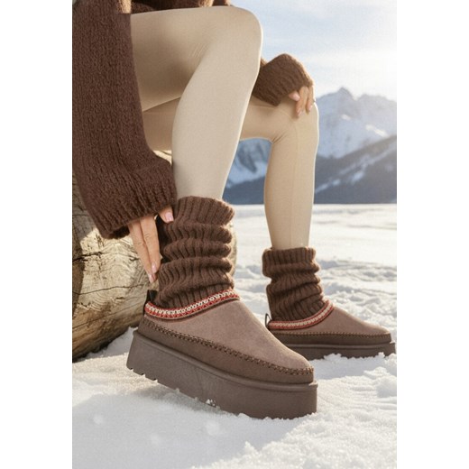 Ciemnobrązowe Śniegowce Ocieplone na Platformie z Ozdobnym Wyszywaniem Reitenna ze sklepu born2be.pl w kategorii Śniegowce damskie - zdjęcie 187695592