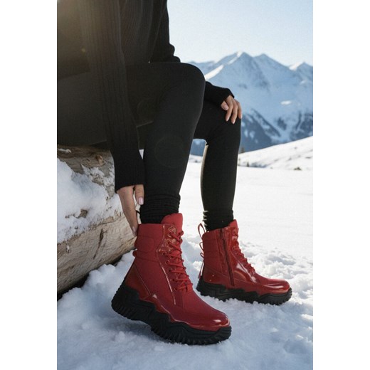 Czerwone Sznurowane Śniegowce VICES z Lakierowanymi Wstawkami i Tłoczeniami Reisanna ze sklepu born2be.pl w kategorii Śniegowce damskie - zdjęcie 187695593