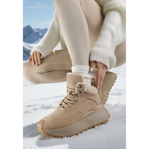 Jasnobrązowe Sneakersy Śniegowce Vices na Grubej Podeszwie Ozdobione Futerkiem i Napisem Nelinena ze sklepu born2be.pl w kategorii Buty sportowe damskie - zdjęcie 187696652