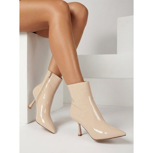 Royalfashion Beżowe lakierowane damskie botki na szpilce Elegant Classy ze sklepu royalfashion.pl w kategorii Botki - zdjęcie 187698834